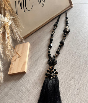 sautoir collier de perles noires avec pompons bijoux ethniques 