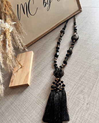 sautoir collier de perles noires avec pompons bijoux ethniques 