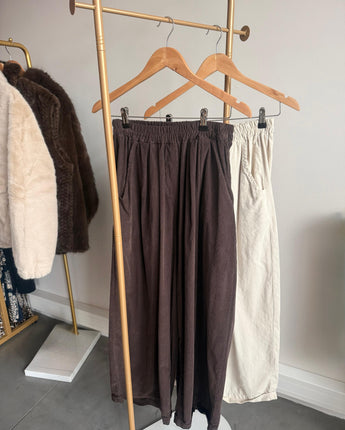 pantalon jambes larges velours, marque Johanna Paris, couleur choco écru