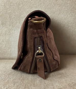 Sac drey bandouillère porter épaule ou crossbody, style “esprit créateur parisien” discret, élégant, pratique et modulable, en cuir véritable effet suédé, toucher doux et couleur chocolat chaleureuse.
modulable grâce à une fermeture éclair située au bas du sac : il peut être porté en format compact pour un style minimaliste, ou en format élargi pour plus de contenance.q