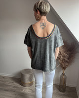 tee-shirt gris chiné avec large décolleté dans le dos 