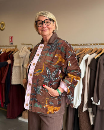 veste en velours choco imprimé jungle, détails revers manches et intérieur veste, imprimé rayé rose, marque The Corner, taille unique 36 au 46