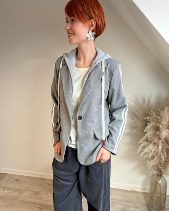 blazer gris clair avec bandes blanches sur les manches Johanna Paris