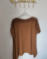 blouse longue asymétrique marron manches courtes