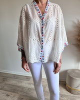 blouse blanche longue avec borderie et boutonnage coloré 