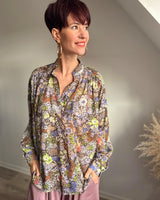 blouse fleurie parfaite à associer avec un pantalon magique rose, gris, prune, kaki marque Johanna Paris