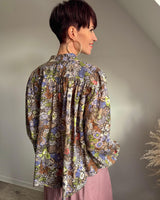 blouse fleurie en voile de coton, parfaite à associer avec beaucoup de couleurs marque Johanna Paris