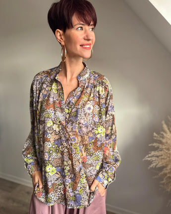 blouse fleurie parfaite à associer avec un pantalon magique rose, gris, prune, kaki marque Johanna Paris