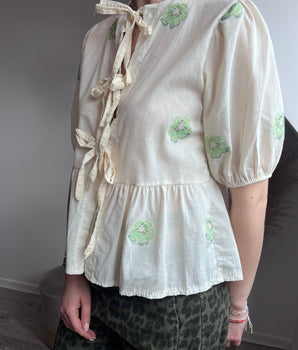 Blouse tendance en coton petit noeud sur l'avant  écu avec fleur verte 