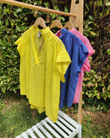 blouse version été légère et confortable, col V,  manche courtes en voile de coton, différents coloris jaune, bleu, rose marque Johanna Paris