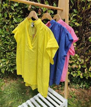 blouse version été légère et confortable, col V,  manche courtes en voile de coton, différents coloris jaune, bleu, rose marque Johanna Paris