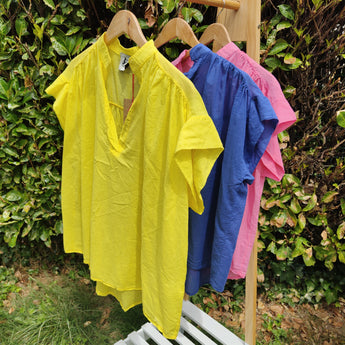 blouse version été légère et confortable, col V,  manche courtes en voile de coton, différents coloris jaune, bleu, rose marque Johanna Paris