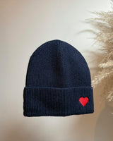 bonnet marine avec coeur rouge