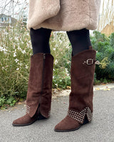 bottes guêtre en suédine choco, santiag, petit talon, détails clous, se ferme avec une fermeture éclaire.