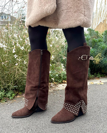 bottes guêtre en suédine choco, santiag, petit talon, détails clous, se ferme avec une fermeture éclaire.