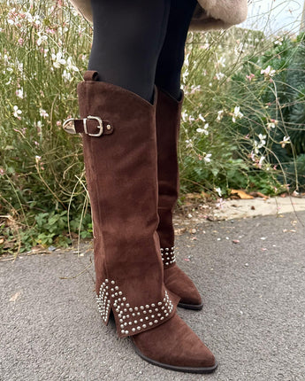 bottes guêtre en suédine choco, santiag, petit talon, détails clous, se ferme avec une fermeture éclaire.