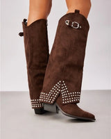 bottes guêtre en suédine choco, santiag, petit talon, détails clous, se ferme avec une fermeture éclaire.
