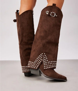 bottes guêtre en suédine choco, santiag, petit talon, détails clous, se ferme avec une fermeture éclaire.