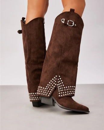 bottes guêtre en suédine choco, santiag, petit talon, détails clous, se ferme avec une fermeture éclaire.