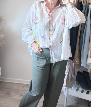 chemise  blanche loose marque the corner avec broderie fluo