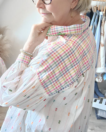 Chemise The Corner blanche et ses broderies