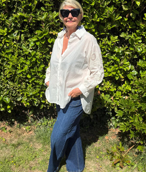 chemise coupe loose blanche avec broderies et sequins au niveau des manches, pate de boutonnage. Convient pour une taille 44 au 48