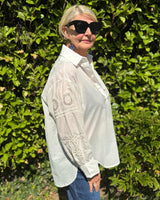 chemise curvy blanche avec broderies et paillettes au niveau des manches