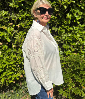 chemise curvy blanche avec broderies et paillettes au niveau des manches