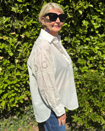 chemise curvy blanche avec broderies et paillettes au niveau des manches
