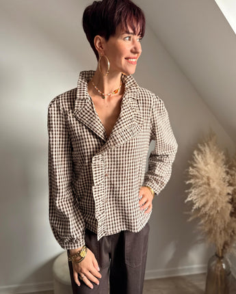 chemise à petits carreaux choco et volant, marque Johanna Paris