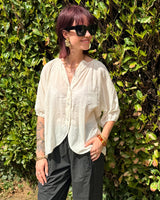chemise fluide écrue à col tunisien et bas arrondi, manche 3/4, coupe ample et légère, style estival chic