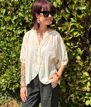 chemise fluide écrue à col tunisien et bas arrondi, manche 3/4, coupe ample et légère, style estival chic