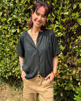 chemise en voile de coton, noir ou écru hyper légère et fluide pour un style chic et décontracté marque Johanna Paris