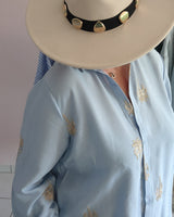 chemise bleu ciel et ses palmiers brodés grande taille, legère et fluide