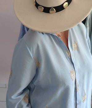 chemise bleu ciel et ses palmiers brodés grande taille, legère et fluide