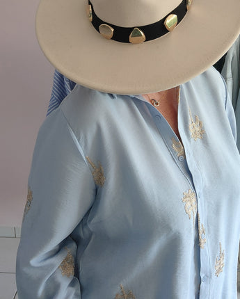 chemise bleu ciel et ses palmiers brodés grande taille, legère et fluide