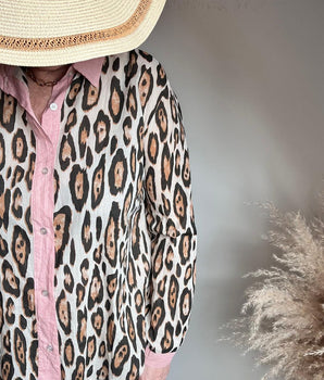 chemise léopard pour femme avec boutonnage col et revers rouge à rayure 