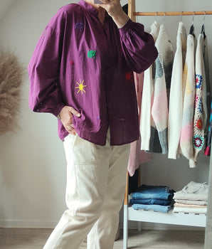 chemise violette avec broderies colorées