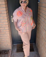 Chemise rayée blanc et terracota avec des broderies fluo oranges, manches courtes marque Johanna Paris taille bien