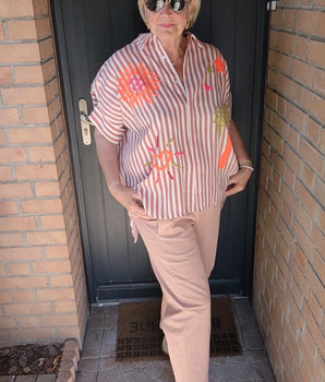 Chemise rayée blanc et terracota avec des broderies fluo oranges, manches courtes marque Johanna Paris taille bien