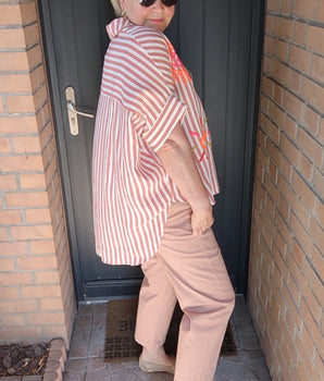 chemise légère  coupe loose, brodée fluo oranges, manches courtes taille du 36 au 46 marque Johanna Paris