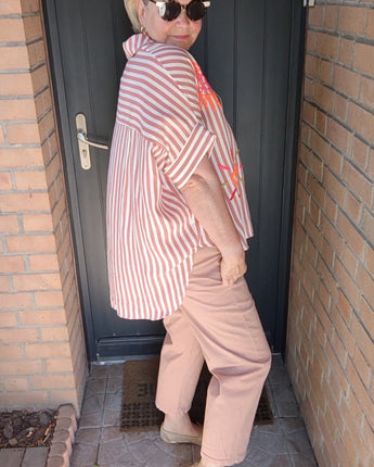 chemise légère  coupe loose, brodée fluo oranges, manches courtes taille du 36 au 46 marque Johanna Paris