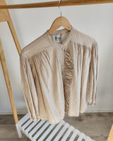 Chemisier fluide et tendance chic coloris beige clair, en voile de coton léger. Marque Johanna Paris.