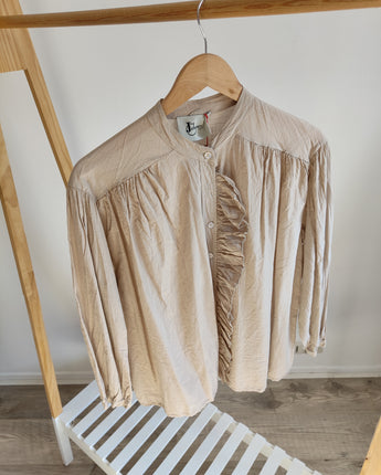 Chemisier fluide et tendance chic coloris beige clair, en voile de coton léger. Marque Johanna Paris.
