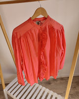 chemise à volant, couleur rouge corail ultra légère taille unique du 36 au 46 marque Johanna Paris