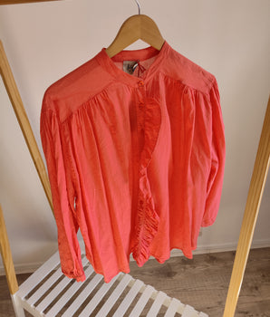chemise à volant, couleur rouge corail ultra légère taille unique du 36 au 46 marque Johanna Paris