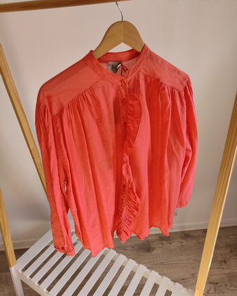 chemise à volant, couleur rouge corail ultra légère taille unique du 36 au 46 marque Johanna Paris