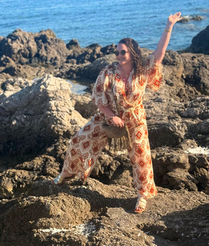 combi pantalon fluide et légère, pour les beaux jours, décolleté cache-coeur, avec un fil lurex pour briller de mille feux. Modèle grande taille