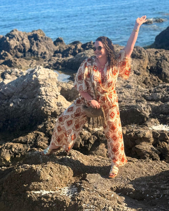combi pantalon fluide et légère, pour les beaux jours, décolleté cache-coeur, avec un fil lurex pour briller de mille feux. Modèle grande taille
