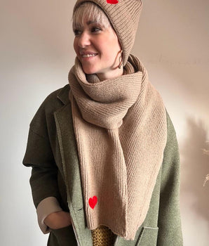 ensemble bonnet et écharpe coeur couleur taupe